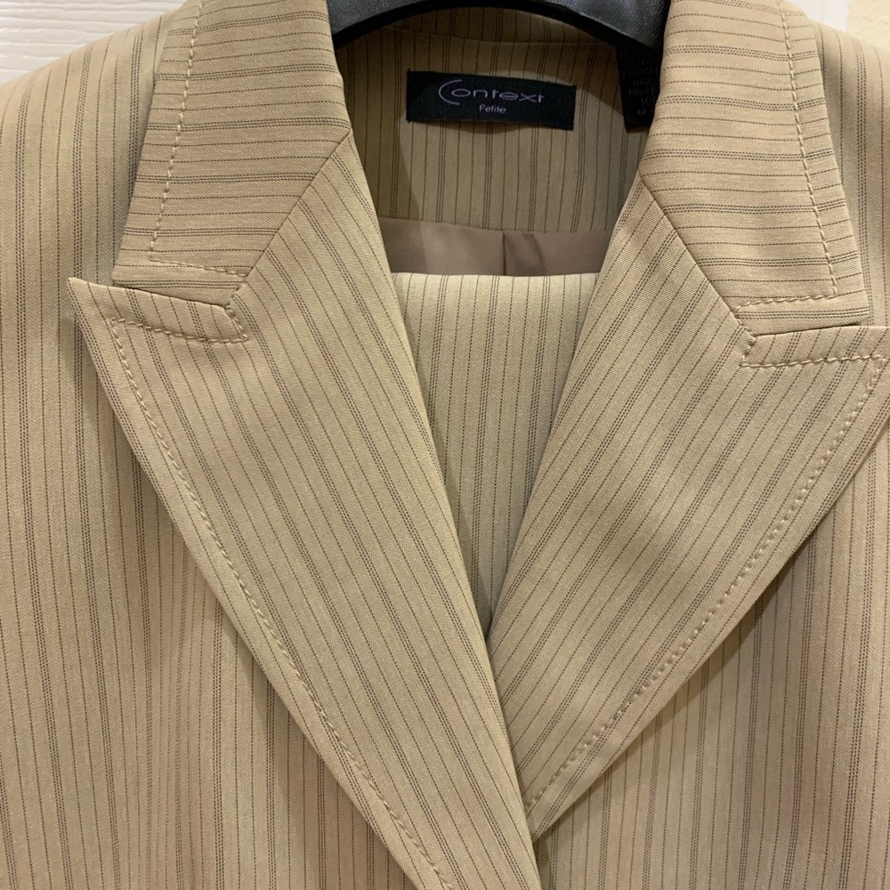 Woman’s suit - Picture 3 of 16